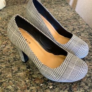 Never worn shoes 9.5 tag still on